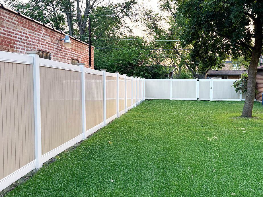 Vinyl fence contractor in St. John Indiana